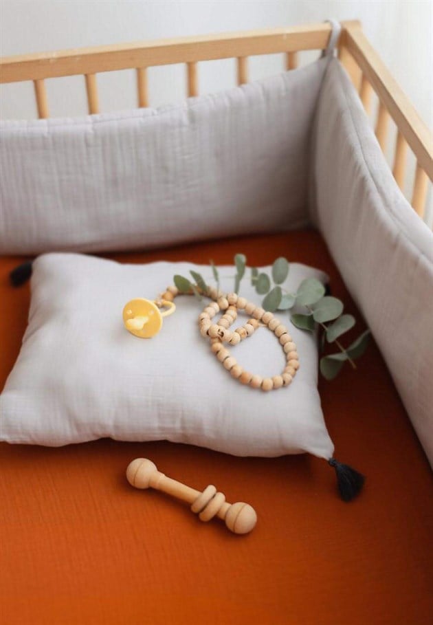 100151-777.CigitMuslin baby bed protection pillow set (washed) 32x180cm +/- 2cm Light brown