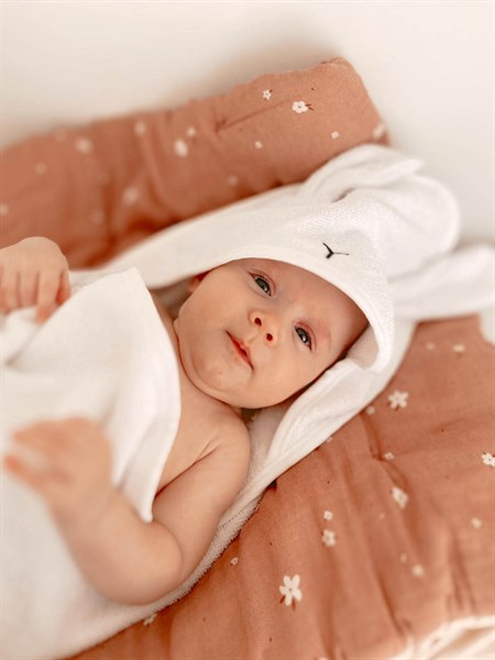 100186-014Kulaklı Tavşan Nakışlı Bebek Banyo Havlusu 75X75 cm Beyaz - CigitCigitKulaklı Tavşan Nakışlı Bebek Banyo Havlusu 75X75 cm Beyaz